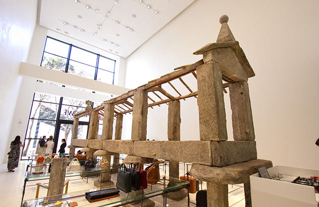 Loewe открыли магазин с амбаром внутри (фото 5)