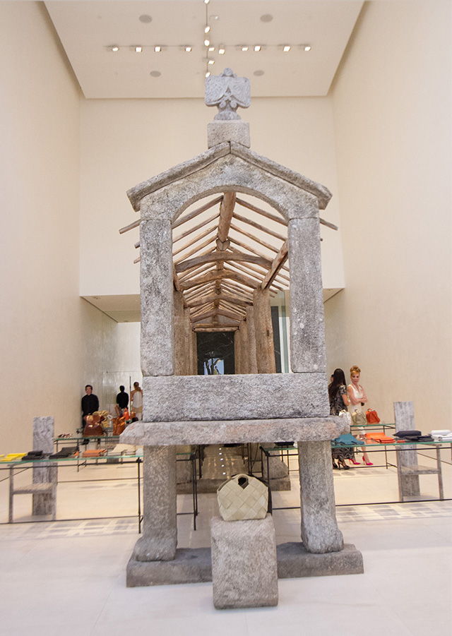 Loewe открыли магазин с амбаром внутри (фото 2)