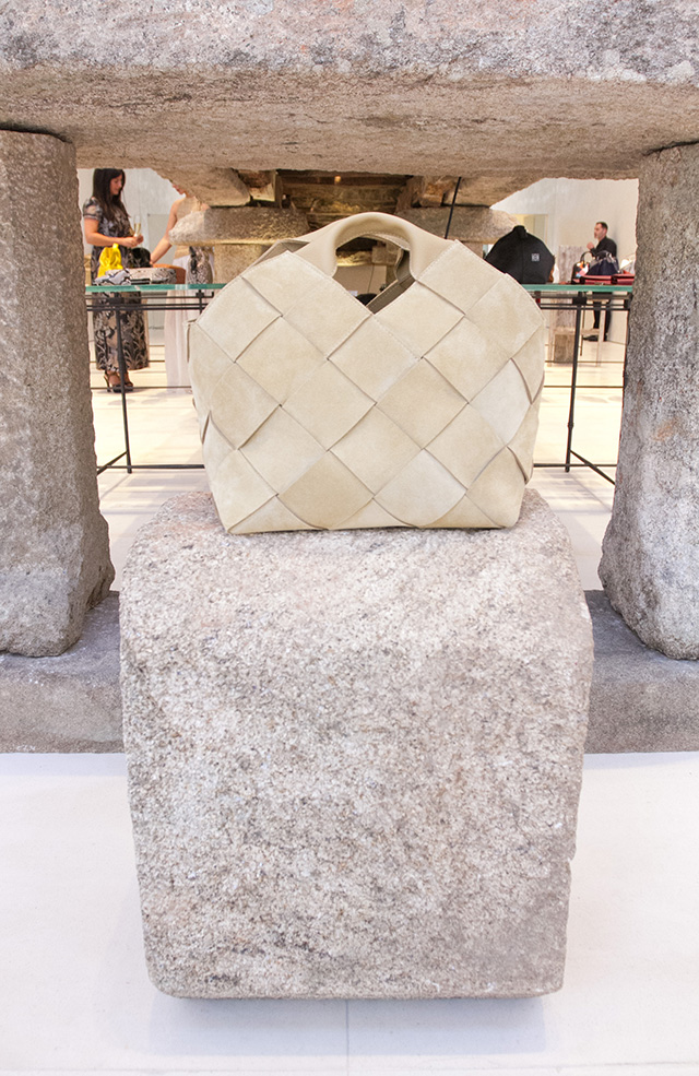 Loewe открыли магазин с амбаром внутри (фото 8)