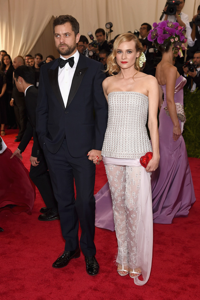 Джошуа Джексон и Дайан Крюгер Гости Met Gala 2015 (фото 38)