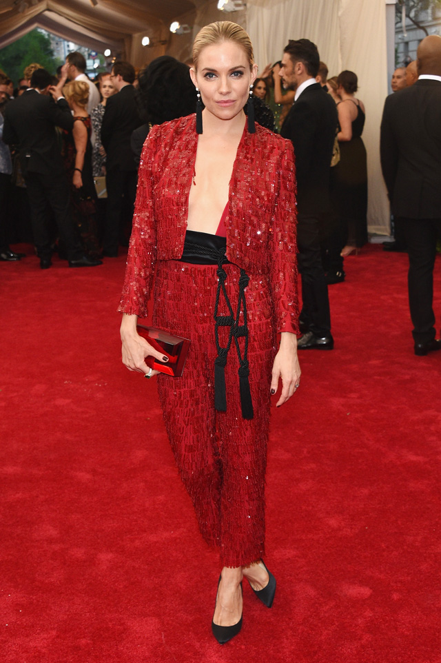 Сиенна Миллер Гости Met Gala 2015 (фото 10)