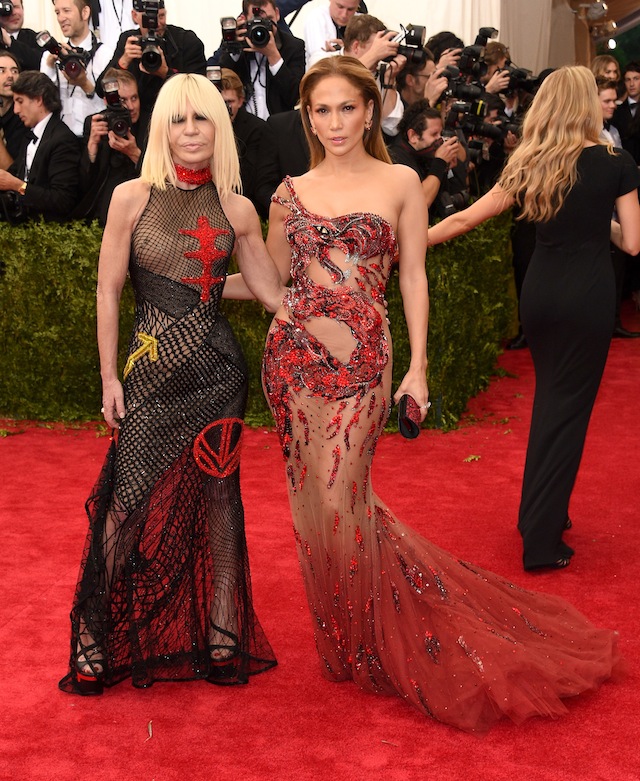 Донателла Версаче и Дженнифер Лопез Гости Met Gala 2015 (фото 5)