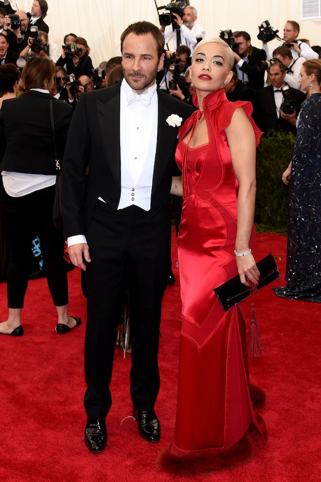 Том Форд и Рита Ора Гости Met Gala 2015 (фото 7)
