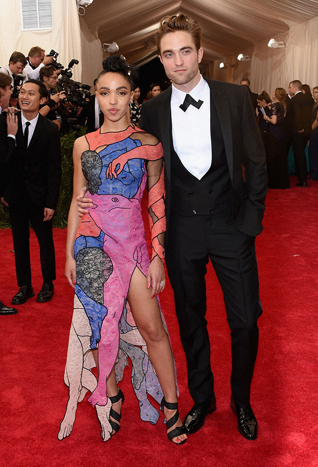 FKA twigs и Роберт Паттинсон Гости Met Gala 2015 (фото 28)