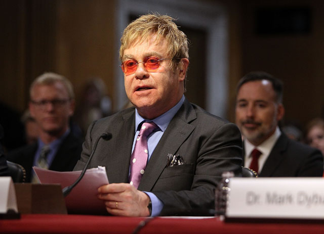 Сэр Элтон Джон выступил в сенате США (фото 1)