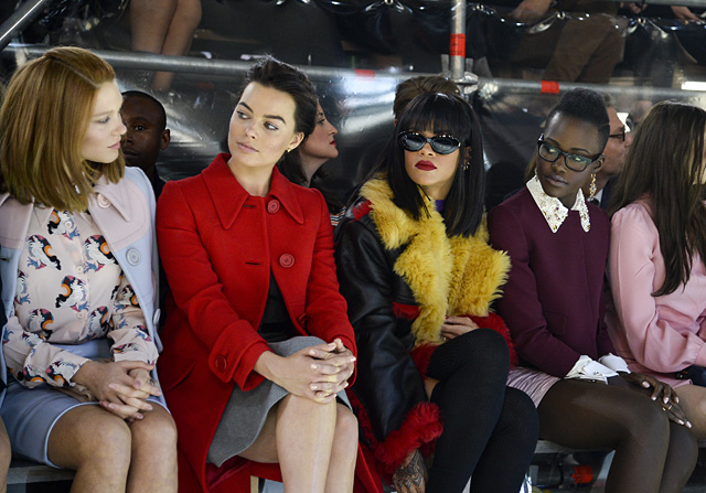 На показе Miu Miu осень-зима 2014/15 Рианна получит официальное звание "модной иконы" (фото 1)