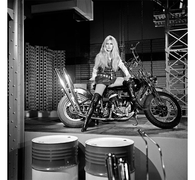 Брижит Бардо во время съемок клипа на песню ''Harley Davidson'', 1967 Девяностые — нулевые — десятые: бренды, которые когда-то были out, а теперь однозначно in (фото 6)