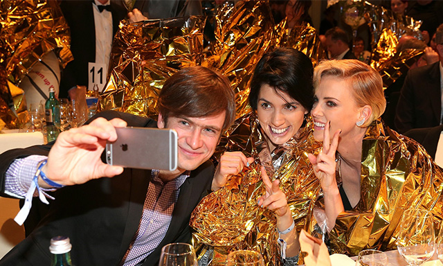 Петр Верзилов, Надежда Толоконникова и Шарлиз Терон Ай Вэйвэй одел гостей Берлинского кинофестиваля в спасательное одеяло (фото 1)