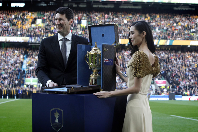 Louis Vuitton «одел» Кубок Уэбба Эллиса (фото 2)