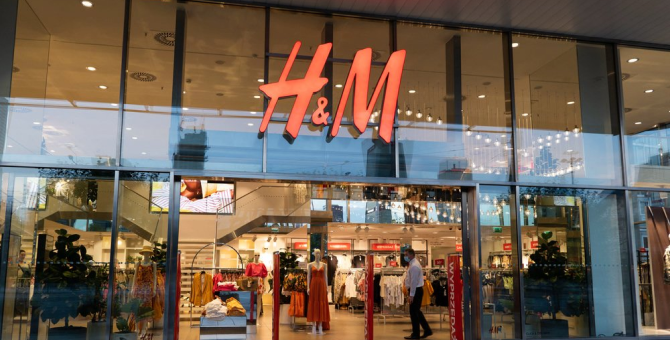 H&M удалил рекламную кампанию школьной формы из-за обвинений в сексуализации детей