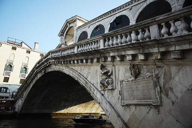 Как модные бренды искусство реставрируют (фото 3)