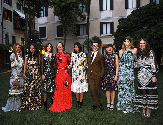 Вероника Ферраро, Кьяра Бьязи, Алекса Чанг, Кэролайн Исса, Мими Ксу, Эрдем Моралиоглу, Сара Моралиоглу, Вероника Хейлбрюннер и Кира Найтли Гости ужина Mytheresa.com и Erdem в Венеции (фото 8)