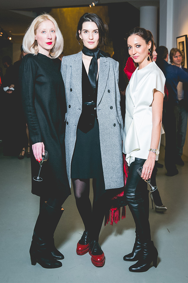 Дуся Максимова (слева), Мари Коберидзе (в центре) День рождения RuArts и открытие выставки Василия Кудрявцева (фото 12)