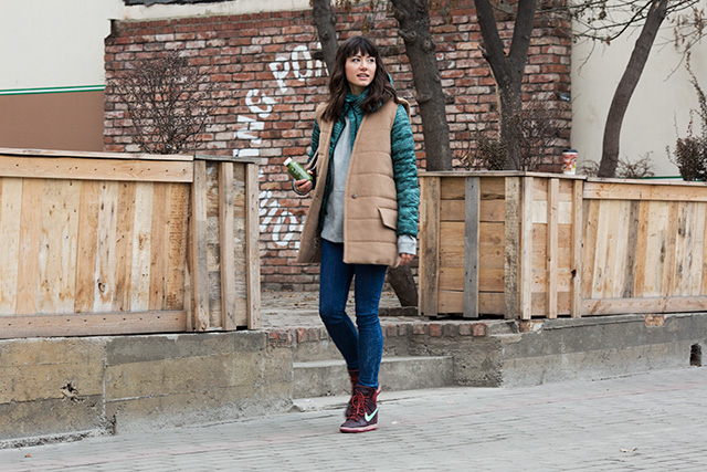 Джинсы Levi's, куртка Nike, жилет Max Mara, обувь Nike Dunk Sky Hi SneakerBoot Обыграть зиму: Ольга Малышева в специальном проекте Nike и Buro 24/7 (фото 3)