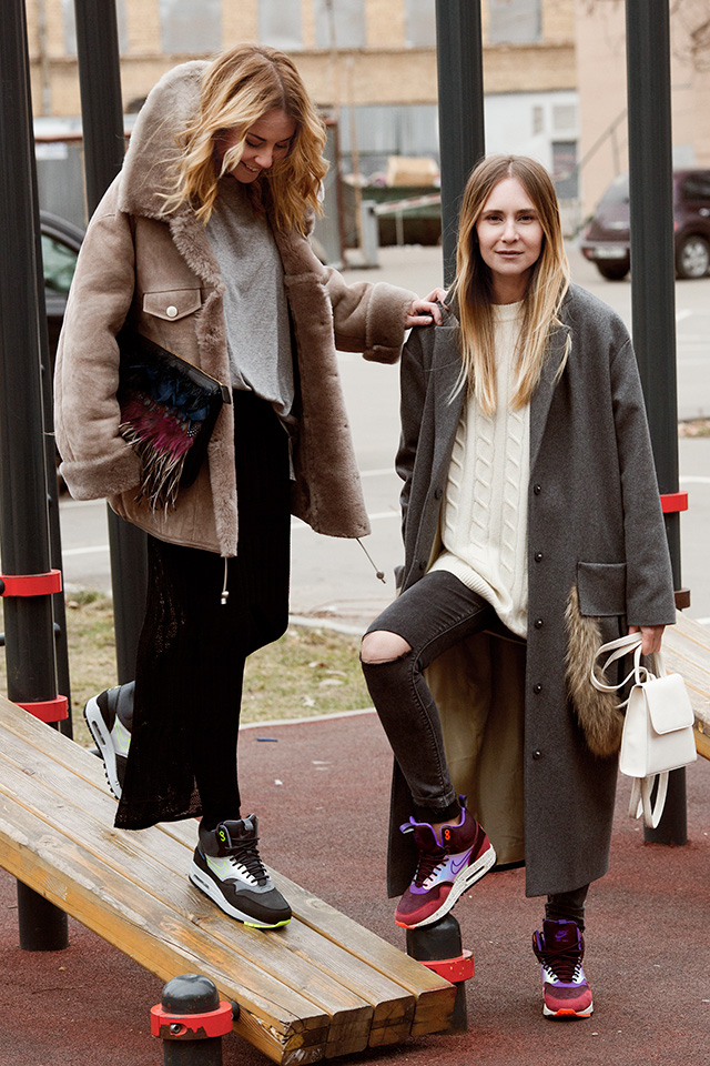 На Юлии: дубленка Acne, футболка Alexander Wang, юбка Malo, сумка Marni, обувь Nike Air Max 1 SneakerBoot. На Алисе: пальто и рюкзак Ruban, свитер Brunello Cucinelli, джинсы Top Shop, обувь Nike Air Max 1 SneakerBoot Обыграть зиму: Алиса и Юлия Рубан в специальном проекте Nike и Buro 24/7 (фото 1)