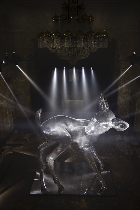 Единороги, розы и зеркальный олень на вечеринке Burberry в ГУМе (фото 1)