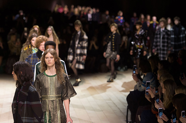 Обзор Buro 24/7: Burberry, осень-зима 2016 (фото 1)