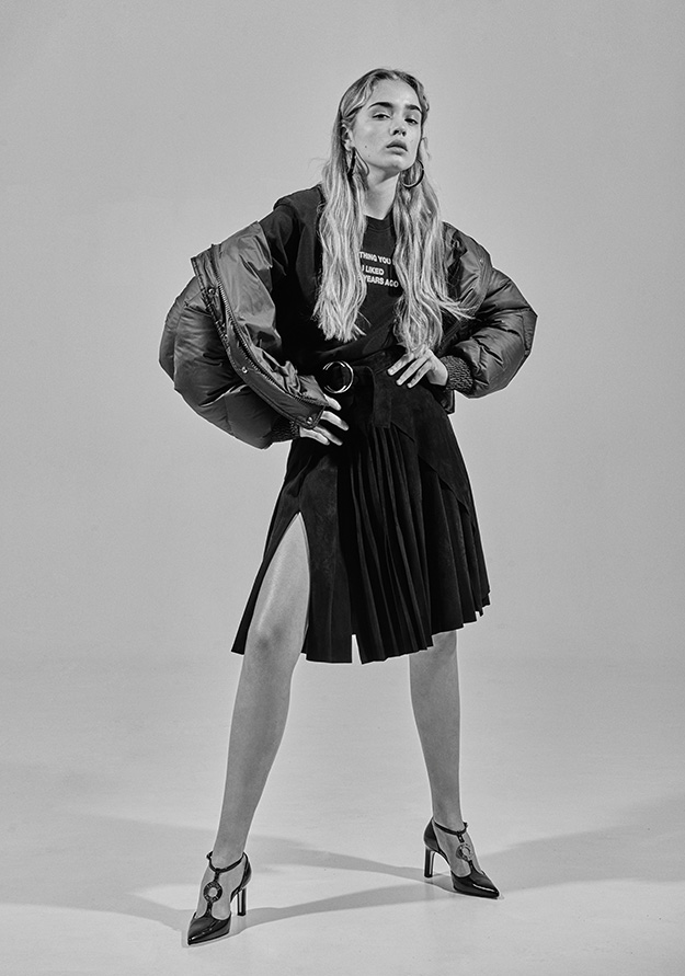 Куртка Ienki Ienki, футболка и юбка Off-White c/o Virgil Abloh, туфли Loewe, серьги Marni Как быть красивой в пуховике (фото 8)