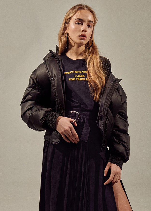 Куртка Ienki Ienki, футболка и юбка Off-White c/o Virgil Abloh, туфли Loewe, серьги Marni Как быть красивой в пуховике (фото 11)