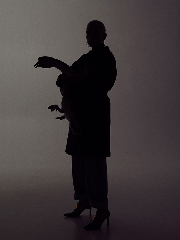 Куртка Ienki Ienki, джинсы Isabel Marant Etoile, свитер Roseanna, туфли Loewe Как быть красивой в пуховике (фото 12)