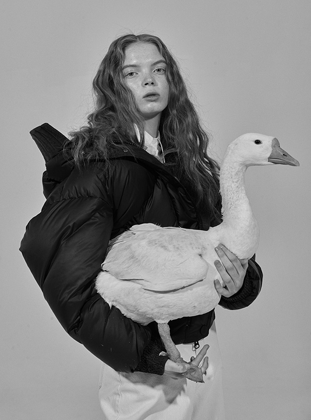 Куртка Ienki Ienki, джинсы Isabel Marant Etoile, рубашка Alexander Wang, туфли Loewe Как быть красивой в пуховике (фото 7)