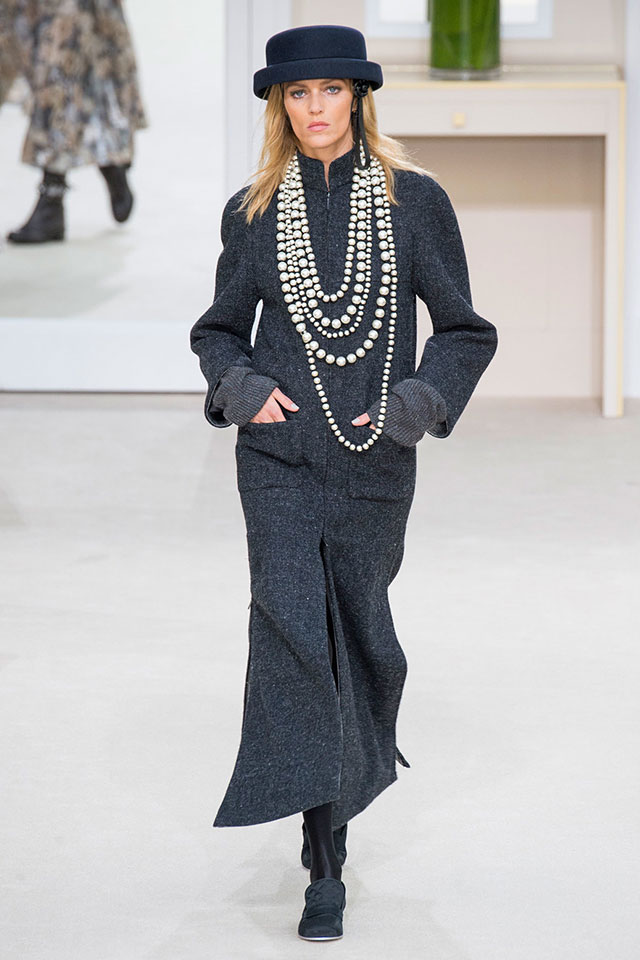 Аня Рубик на показе Chanel От сестер Павловых до сестер Хадид: главные героини подиумов F/W 2016 (фото 11)