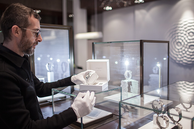 Лорис Чеккини Дом Chaumet представил совместную работу с художником Лорисом Чеккини (фото 1)