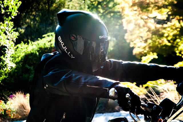 "Умный" мотоциклетный шлем с камерой заднего вида (фото 1)