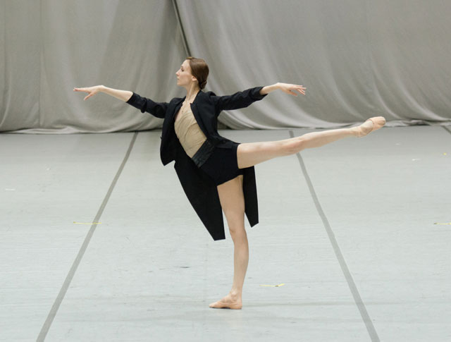 Светлана Захарова на сцене Большого театра в костюмах Игоря Чапурина (фото 1)