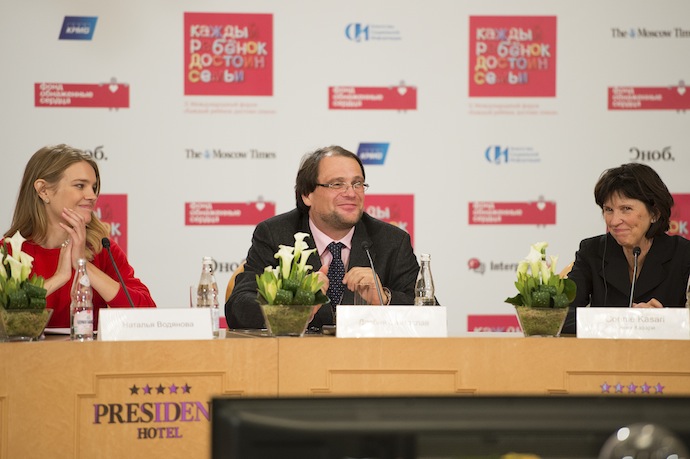 Наталья Водянова на Международном форуме по аутизму (фото 1)