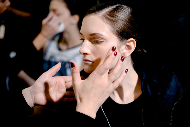 Backstage показа Delpozo, осень-зима 2015 (фото 11)