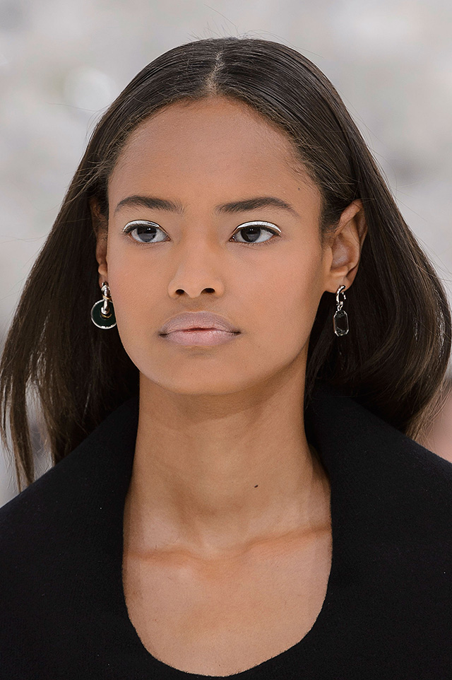 Красота в деталях: образы с показа Dior (фото 5)