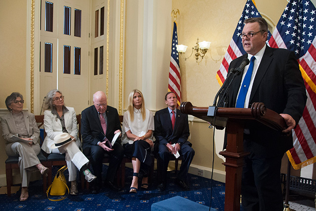 Гвинет Пэлтроу выступила с речью в Капитолии США (фото 1)