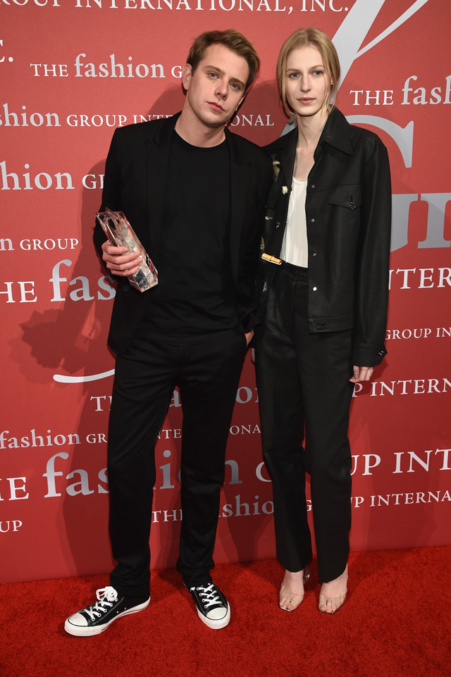 Джонатан Андерсон и Джулия Нобис Церемония Fashion Group International Night of Stars (фото 9)