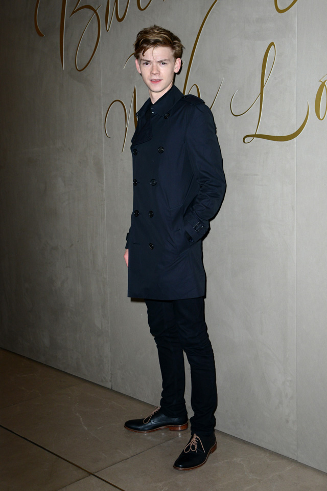 Томас Сэнгстер Премьера рождественского фильма Burberry в Лондоне (фото 9)