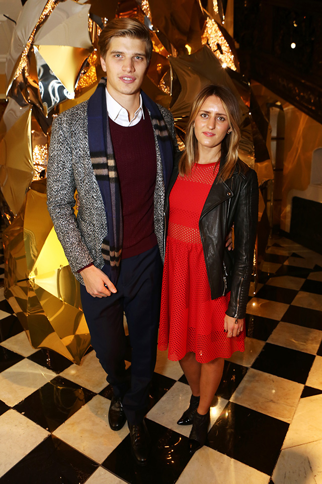 Тоби Хантингтон-Уайтли и Сесили Браун Рождественская елка Burberry в отеле Claridge's (фото 4)