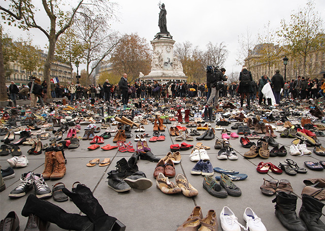 Парижане устроили "обувной" протест (фото 1)