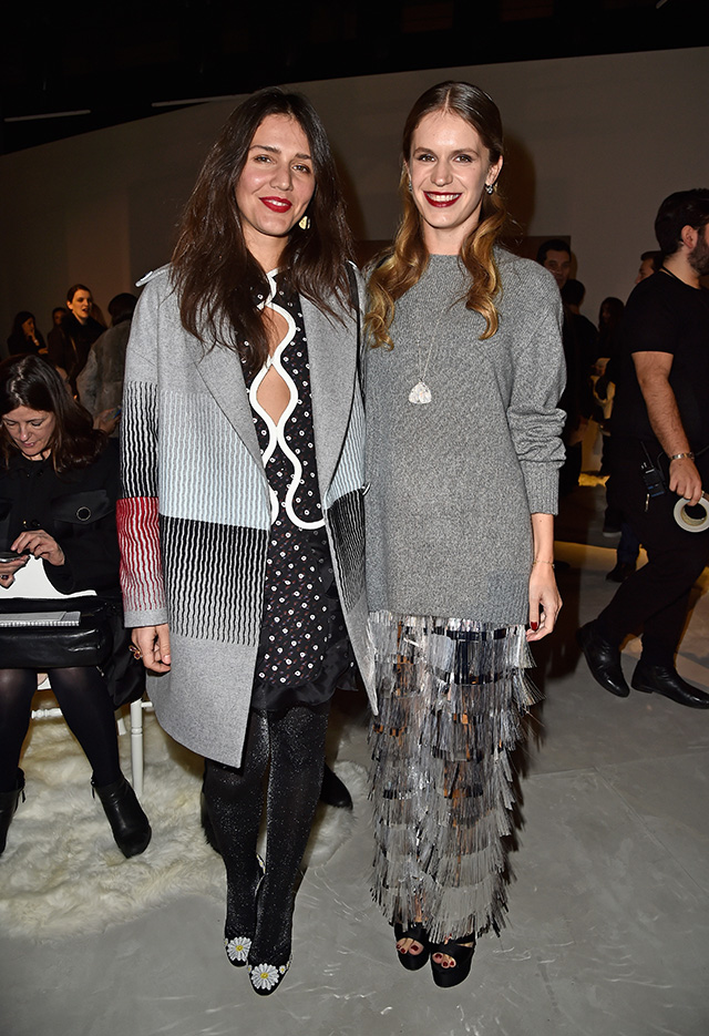Маргерита Миссони и Евгения Ниархос Гости показа Giambattista Valli в Париже (фото 3)