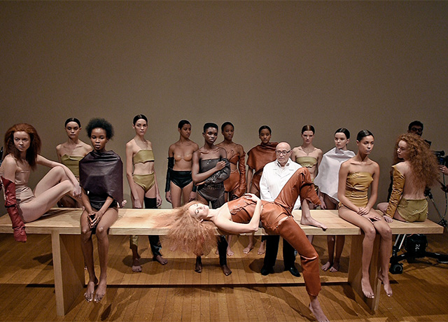 Перфоманс VB Handmade итальянской художницы Ванессы Бикрофт перед показом Tod's с участием модели Карли Клосс Обзор Buro 24/7: Tod's, осень-зима 2016 (фото 1)