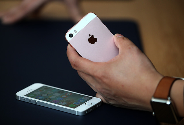 «Просто некоторые любят маленькие "айфоны"» и другие новости презентации Apple (фото 7)