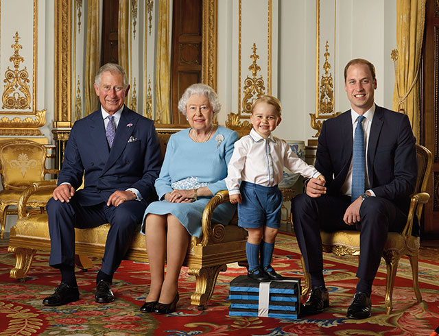 Семейный портрет: к 90-летию королевы выпустят марки (фото 1)