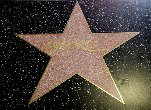 Вспоминая Принса: Нью-Йорк скорбит о певце (фото 4)