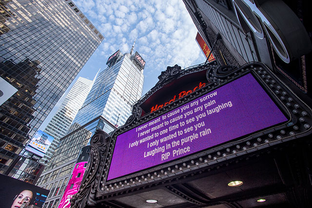 Вспоминая Принса: Нью-Йорк скорбит о певце (фото 2)