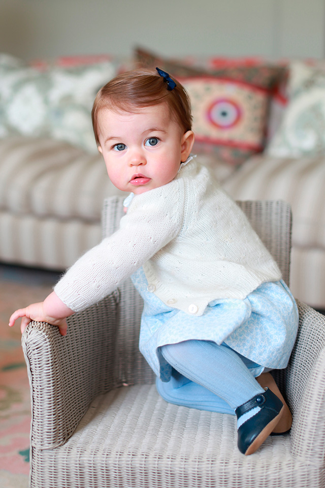Первые шаги: Кенсингтонский дворец опубликовал новые фото принцессы Шарлотт (фото 3)