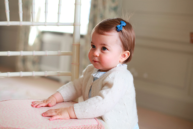 Первые шаги: Кенсингтонский дворец опубликовал новые фото принцессы Шарлотт (фото 1)