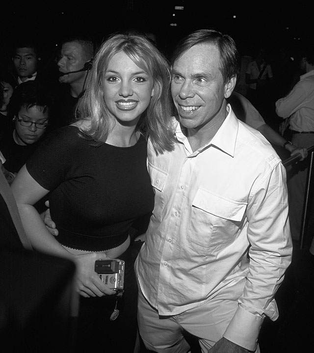 С Томми Хилфигером, 1999 год Феномен Бритни Спирс: почему камбэк невозможен (фото 3)