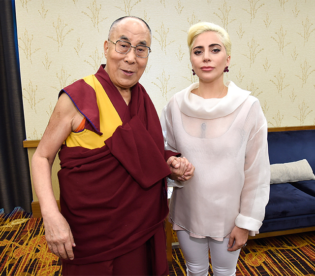 Леди Гага встретилась с Далай-ламой в Индианаполисе (фото 2)