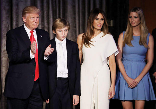 Дональд Трамп с женой Меланией, дочерью Иванкой и 10-летним сыном Бэрроном Почему Дональд Трамп — это Vetements от политики (фото 2)