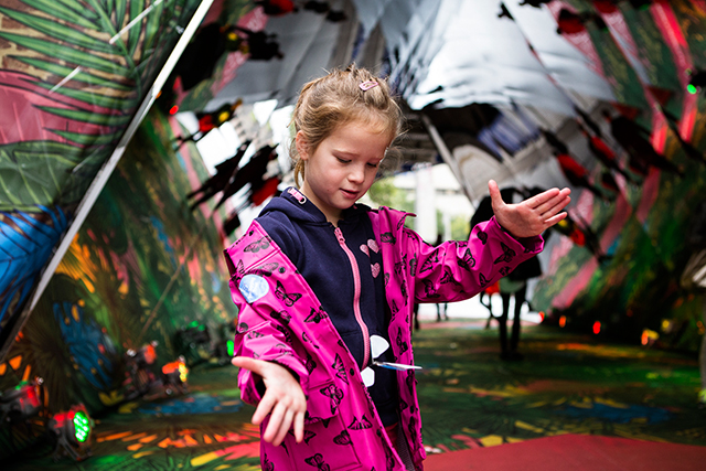 Разноцветные джунгли появились на улицах Лондона (фото 3)