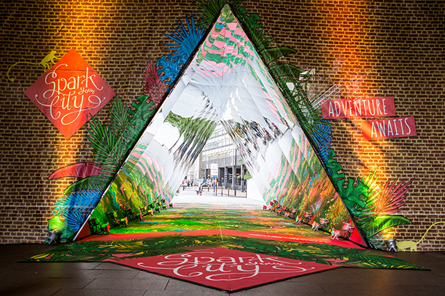 Разноцветные джунгли появились на улицах Лондона (фото 1)